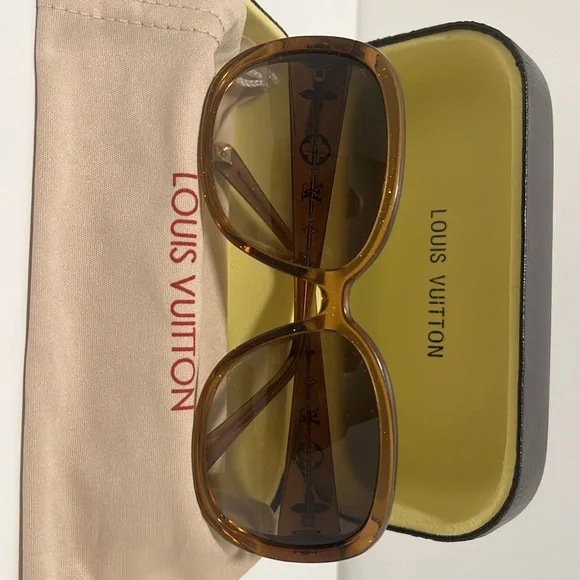 Louis Vuitton 'Obsession GM' Glitter Honey sunglasses. - Picture 8 of 8